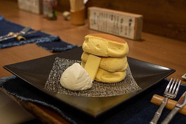 ilustrasi tokyo fluffy pancakes