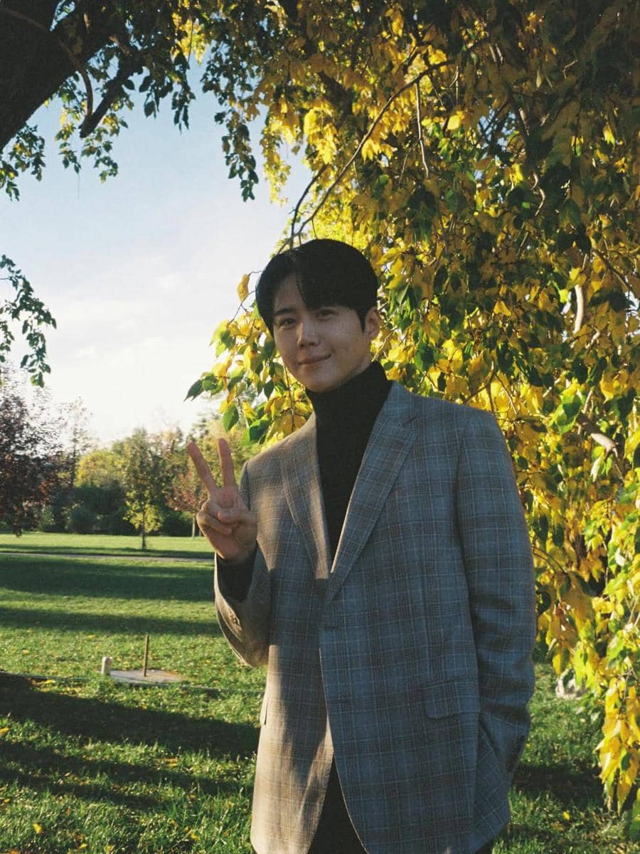 Gaya dengan outer ala Kim Seon Ho