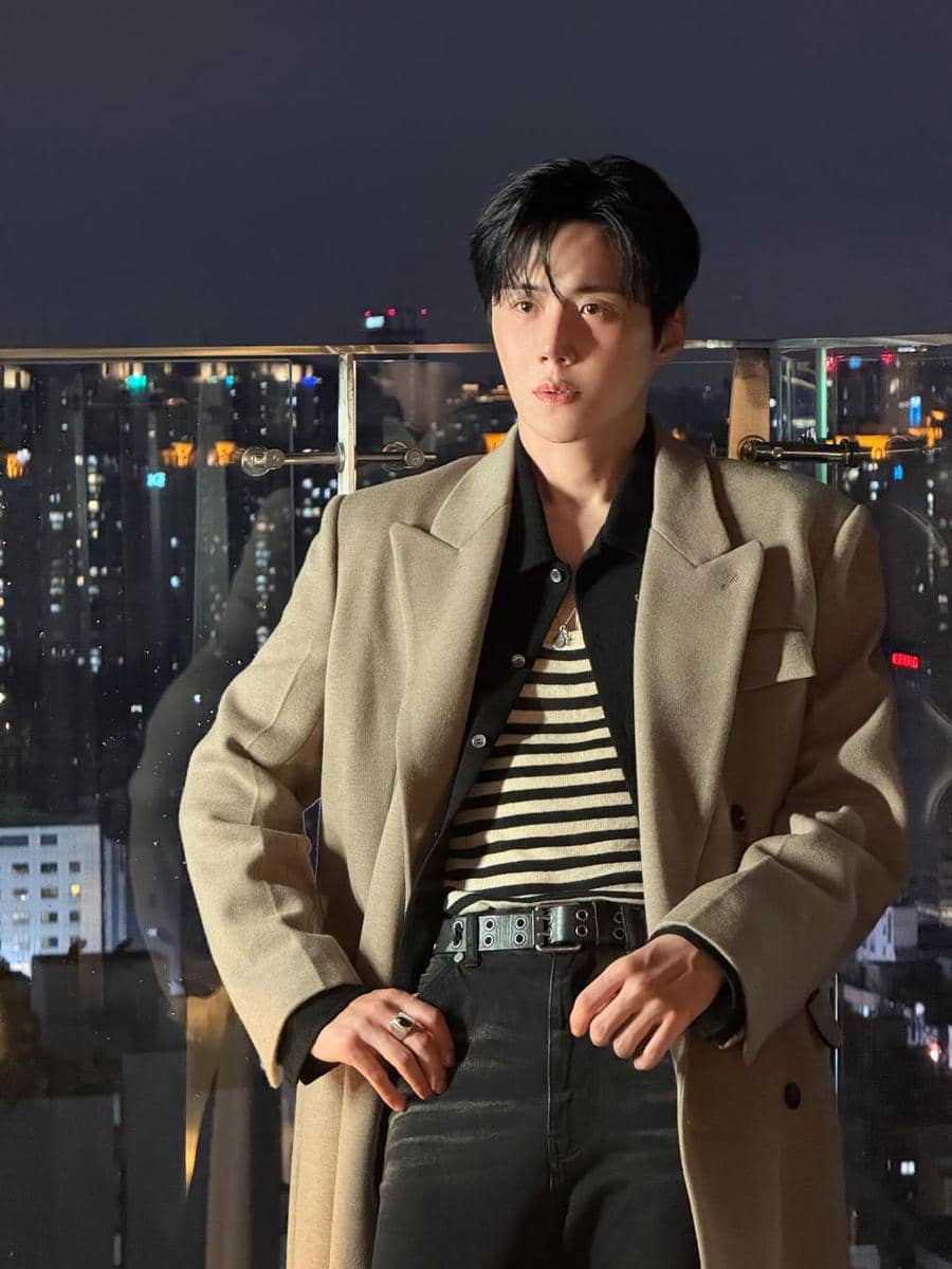 inspirasi outfit dengan outer ala Kim Seon Ho