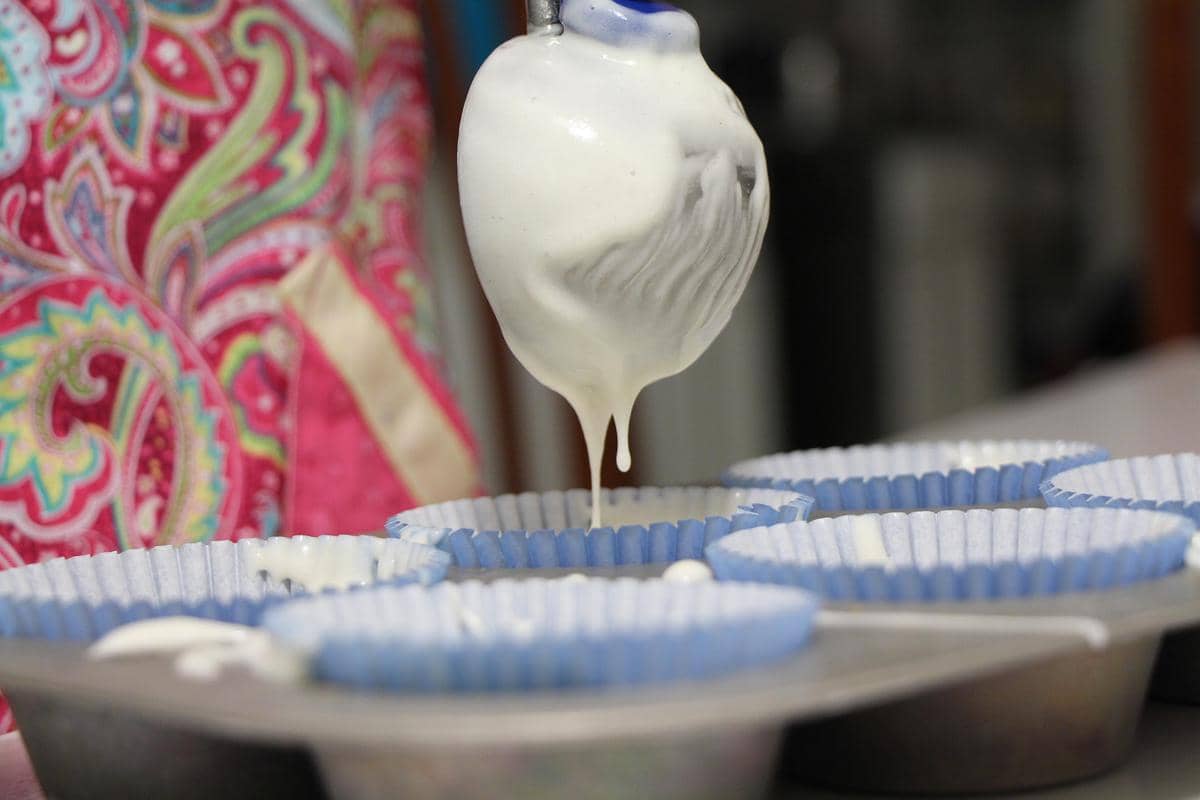 ilustrasi menuangkan adonan dalam cetakan