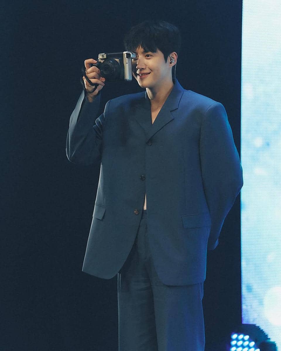 inspirasi mix and match dengan outer ala Kim Seon Ho