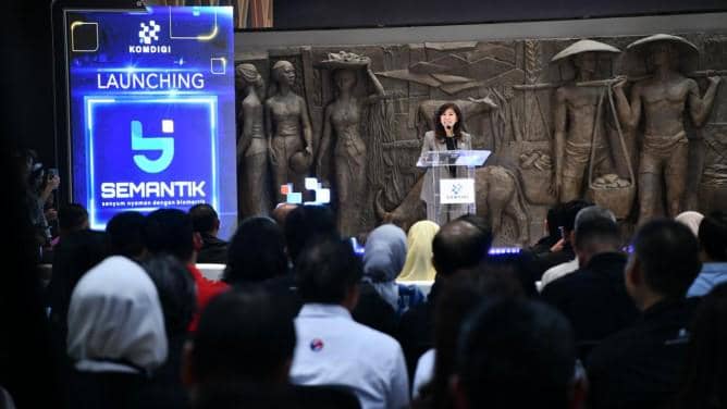 Menkomdigi Meutya Hafid menyampaikan sambutan saat acara Peluncuran Registrasi Biometrik “SEMANTIK” di Gedung Sarinah, Jakarta, Selasa (27/1/2026).