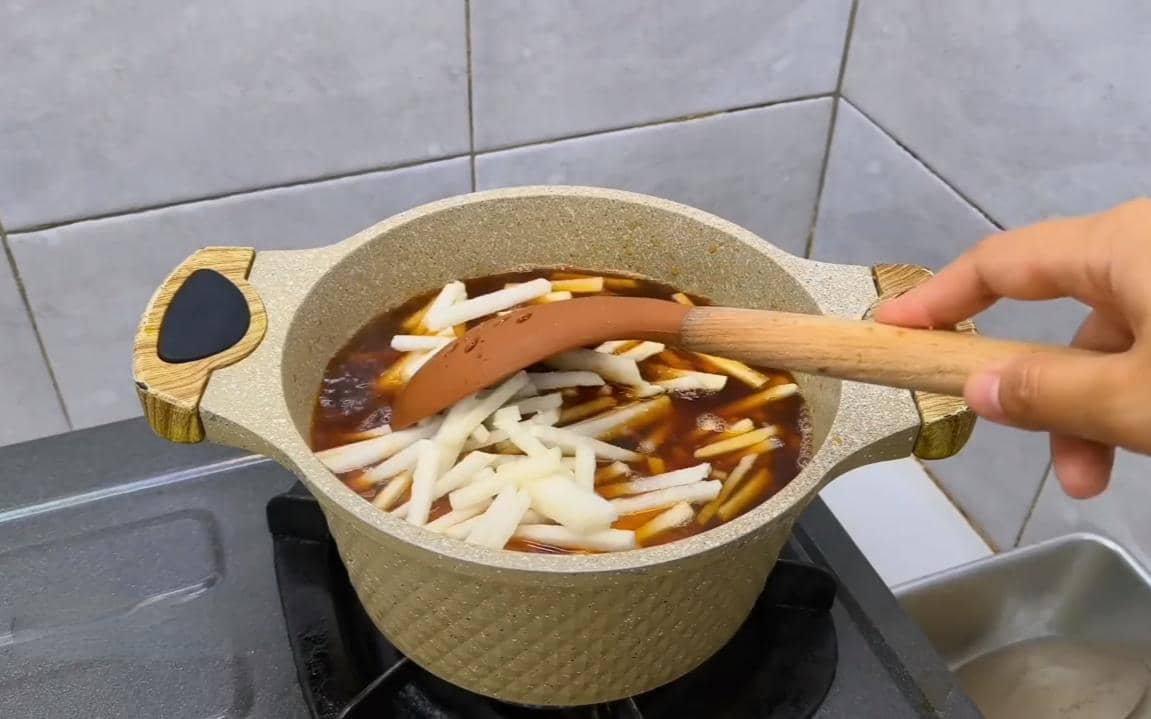 ilustrasi merebus bengkuang 