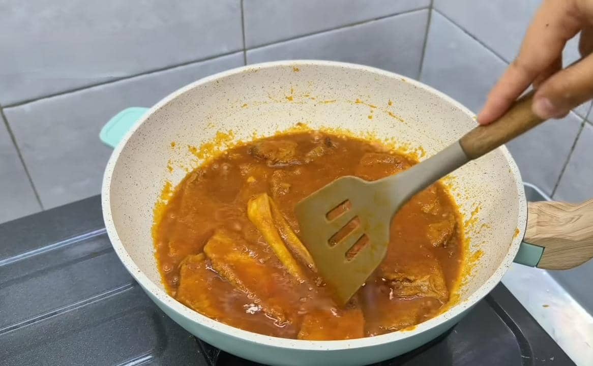 ilustrasi membuat gepuk basah serundeng