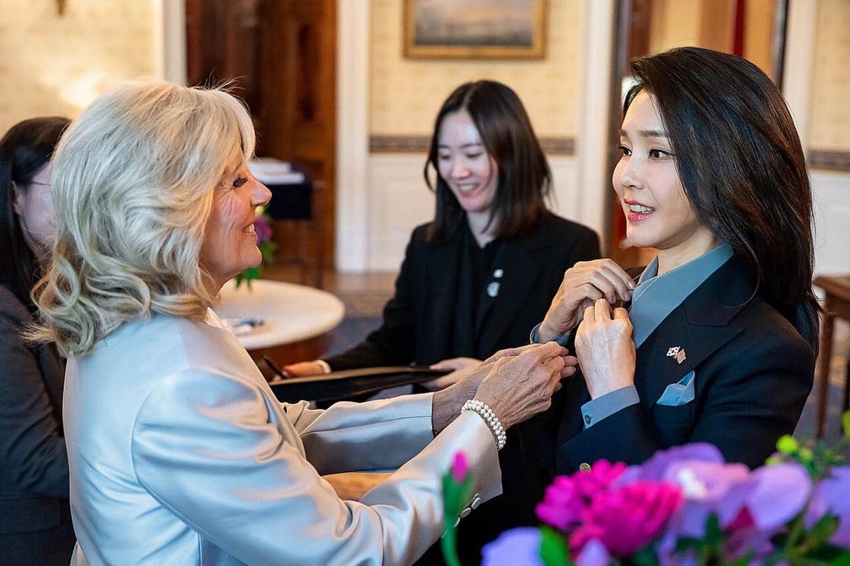 Kim Keon Hee sedang berbicara dengan seseorang.