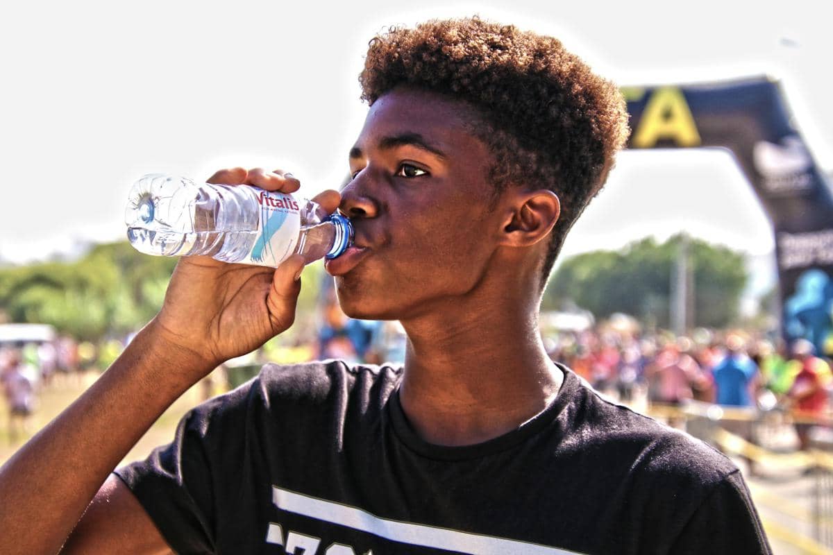 ilustrasi minum air