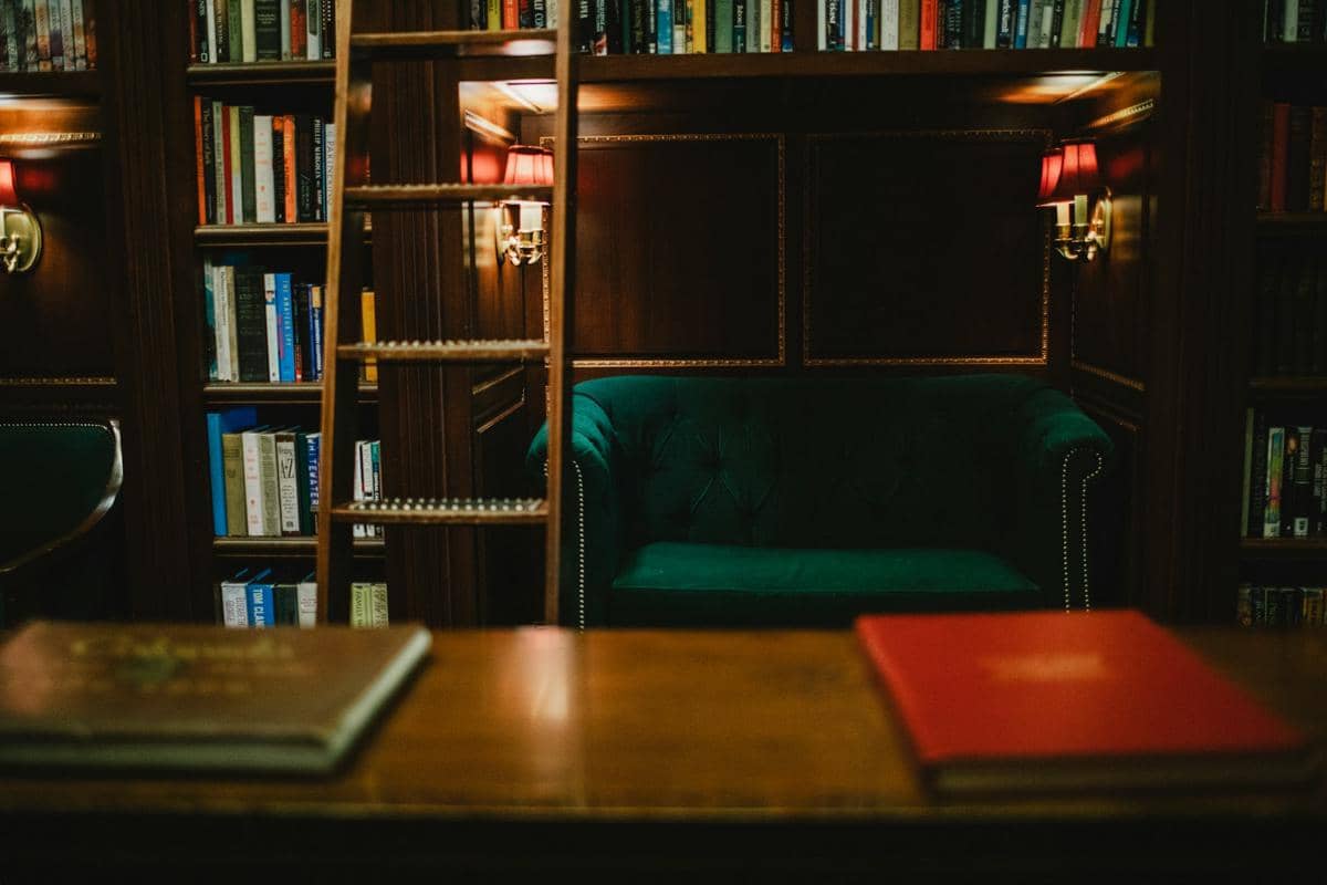 ilustrasi sofa hijau di ruang baca