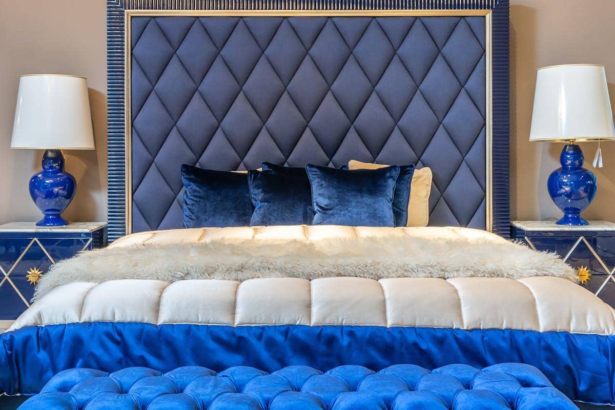 ilustrasi headboard tempat tidur berwarna biru 