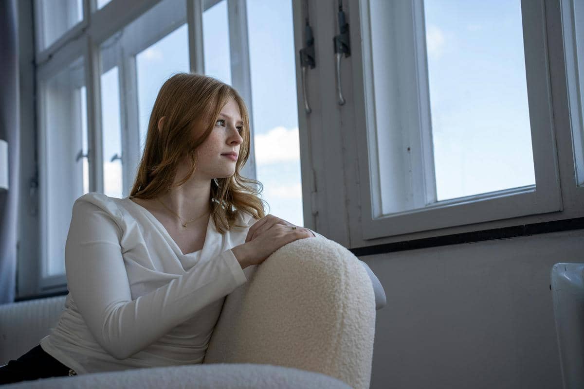 ilustrasi melihat ke jendela