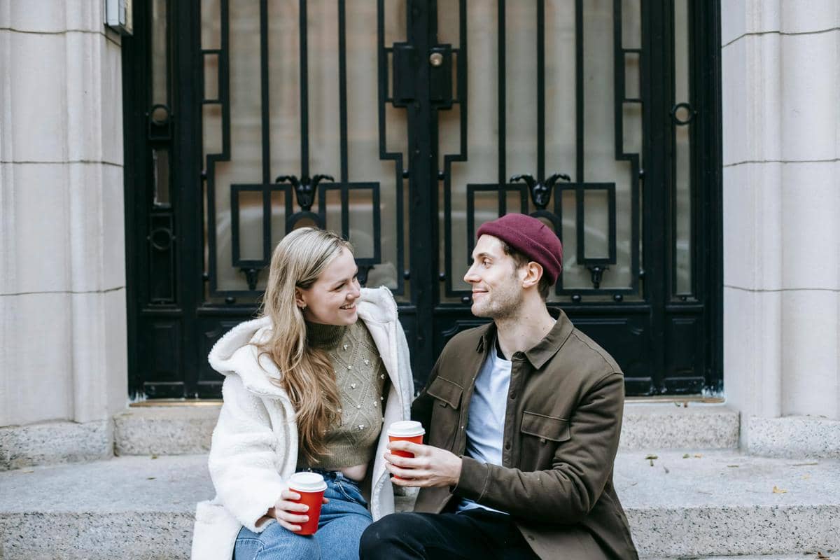 Ilustrasi Pasangan sedang Mengobrol