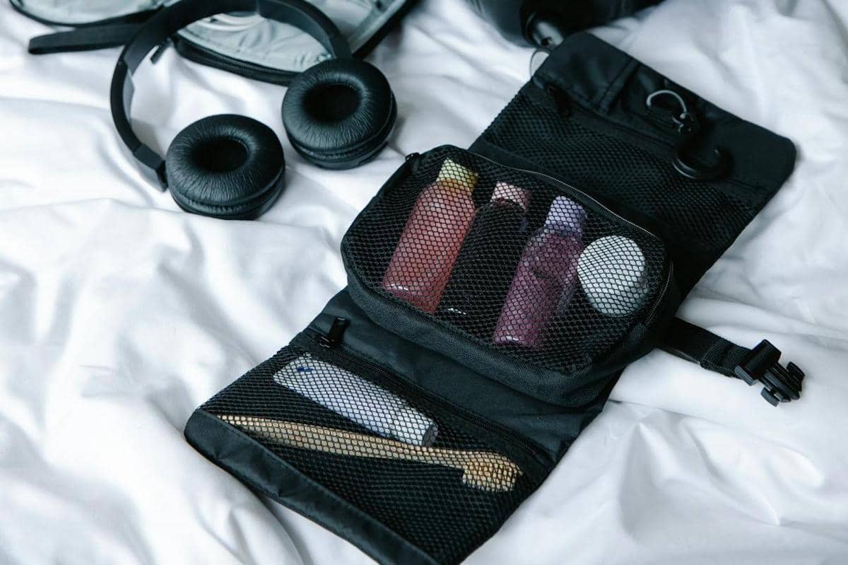 ilustrasi membawa produk cairan dan skincare dalam tas kabin 