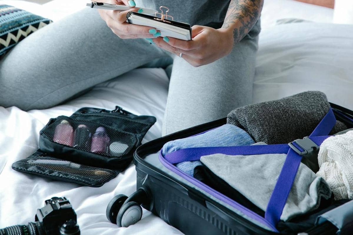 ilustrasi membawa produk cairan dan skincare dalam tas kabin 