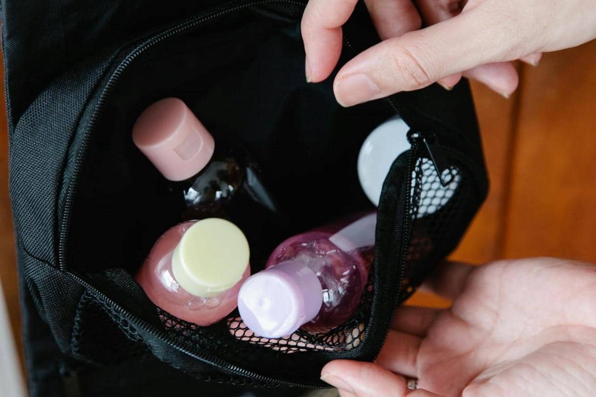 ilustrasi membawa produk cairan dan skincare dalam tas kabin 