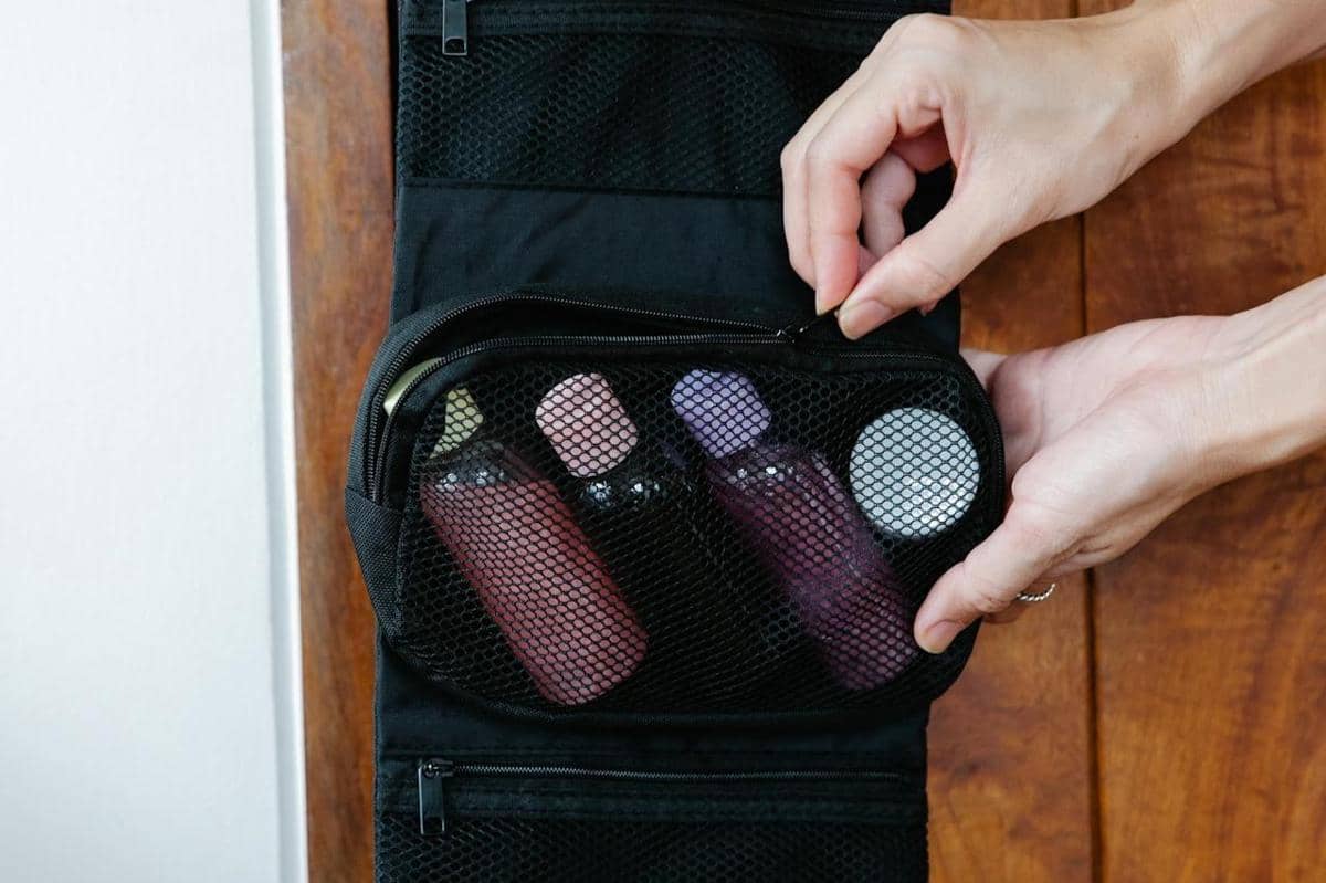 ilustrasi membawa produk cairan dan skincare dalam tas kabin 