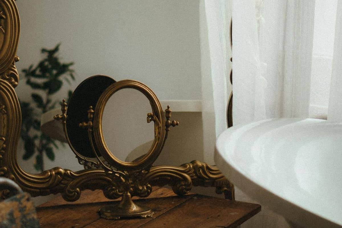 ilustrasi bingkai kaca berwarna emas 