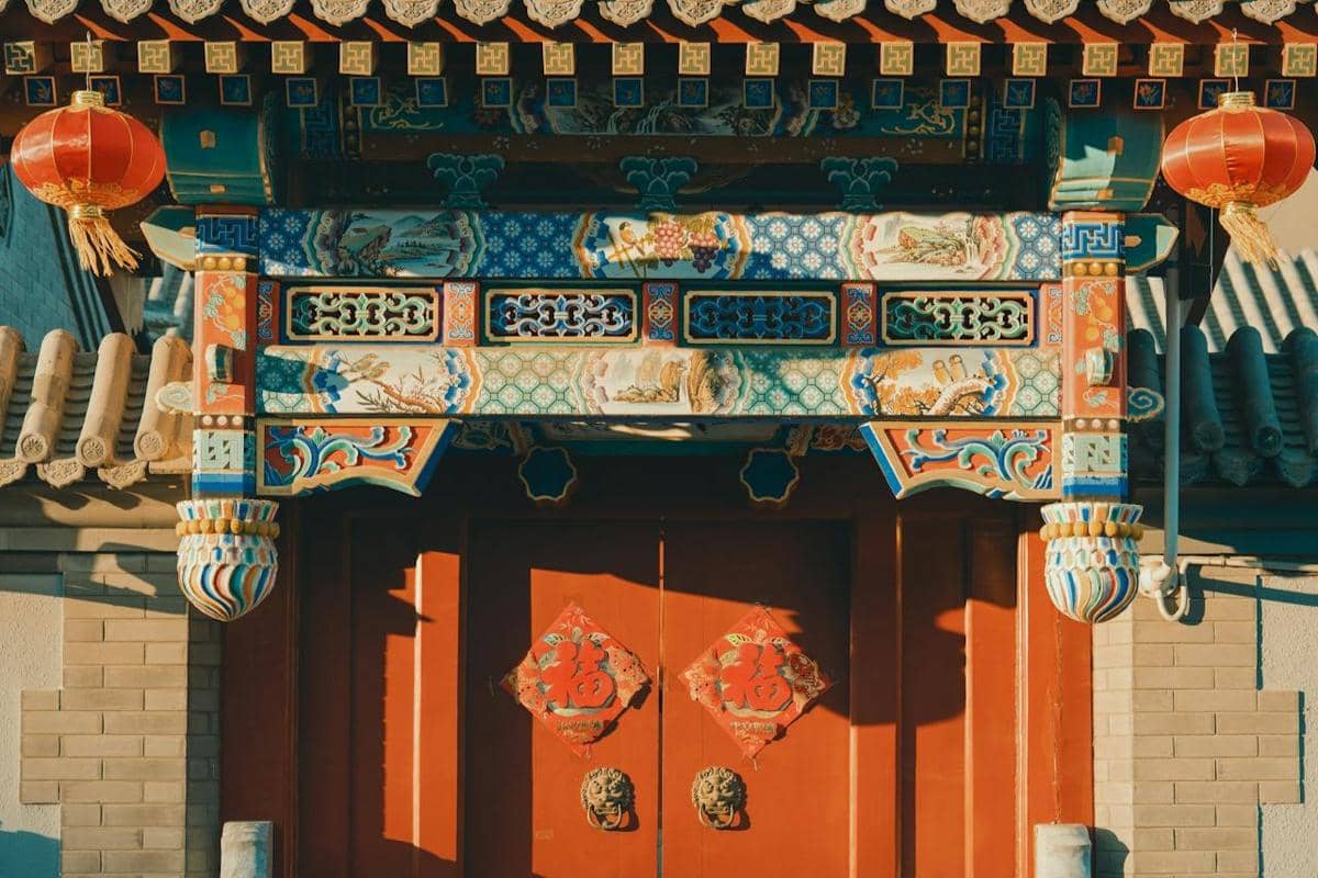 ilustrasi area pintu masuk menggunakan dekorasi lampion di kanan dan kiri