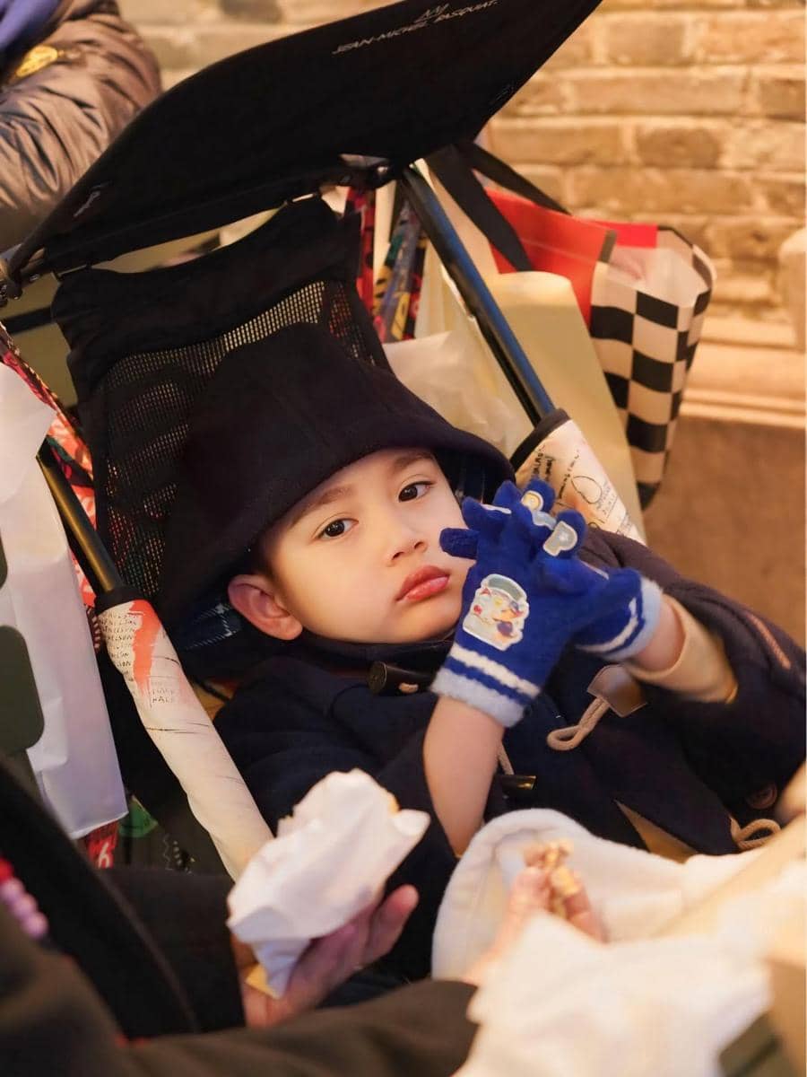 Rafathar dan Rayyanza saat liburan di Shanghai