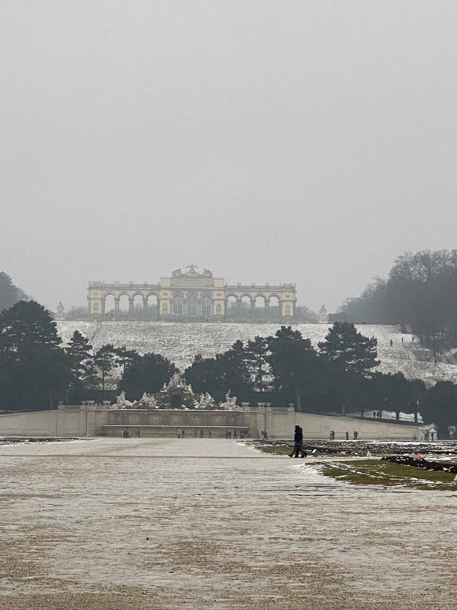 Ina Thomas mengujungi Schönbrunn Palace di Vienna