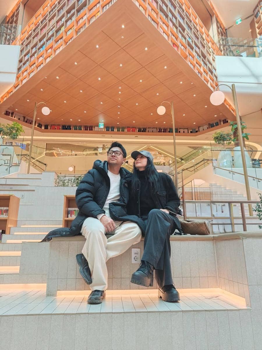 Mikha Tambayong dan Deva Mahenra liburan ke Korea Selatan