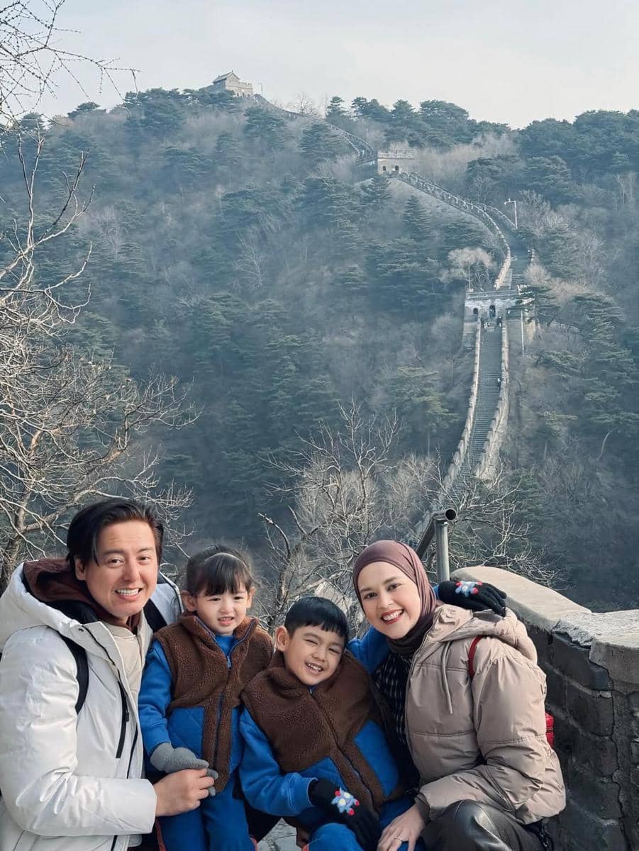 Keluarga Cut Meyriska saat ke Tembok Besar China