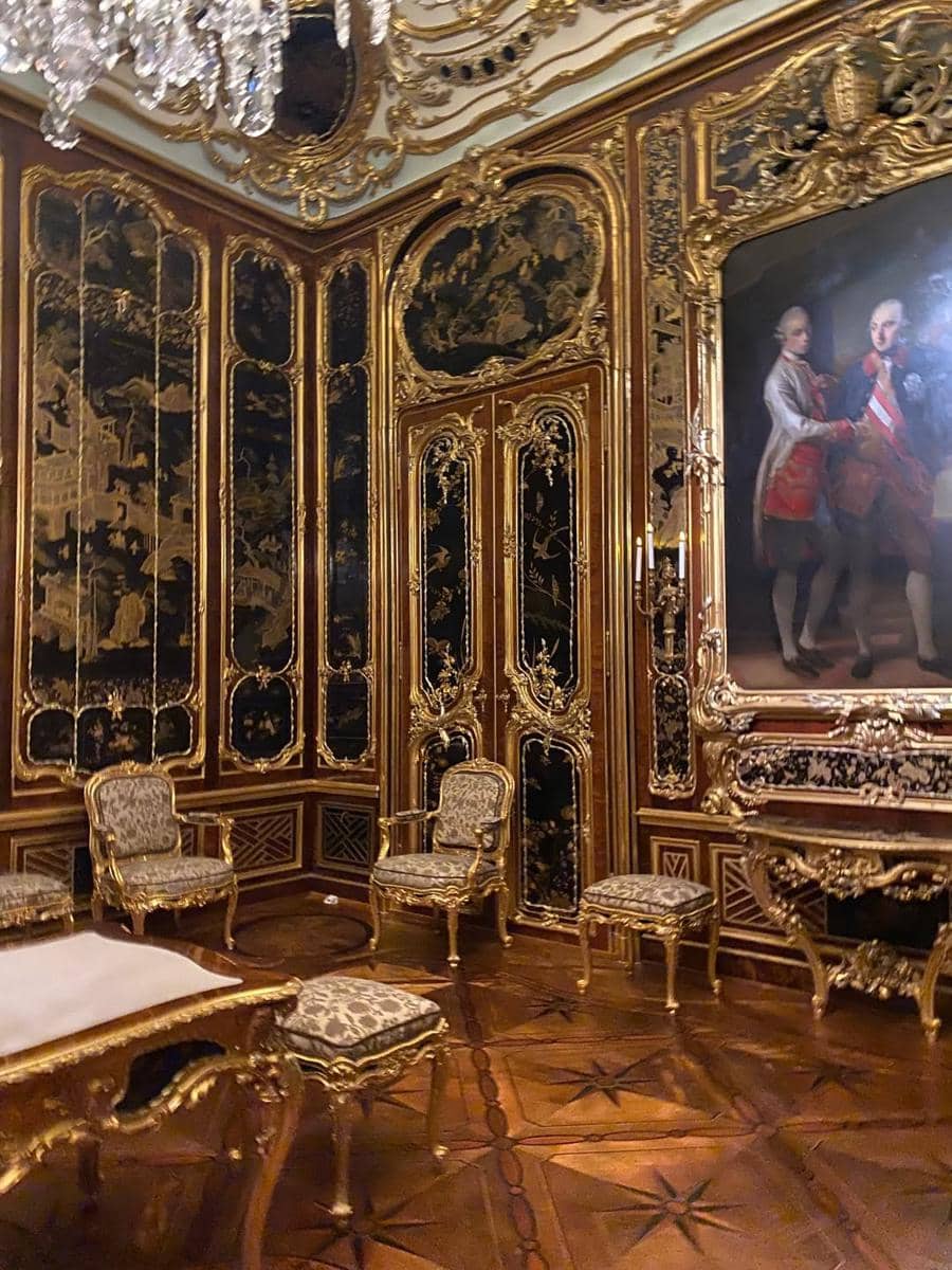 Ina Thomas mengujungi Schönbrunn Palace di Vienna