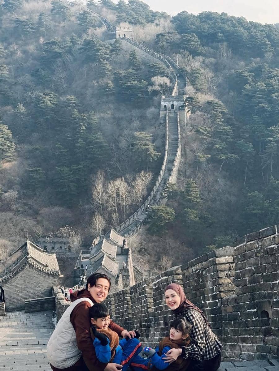 Keluarga Cut Meyriska saat ke Tembok Besar China