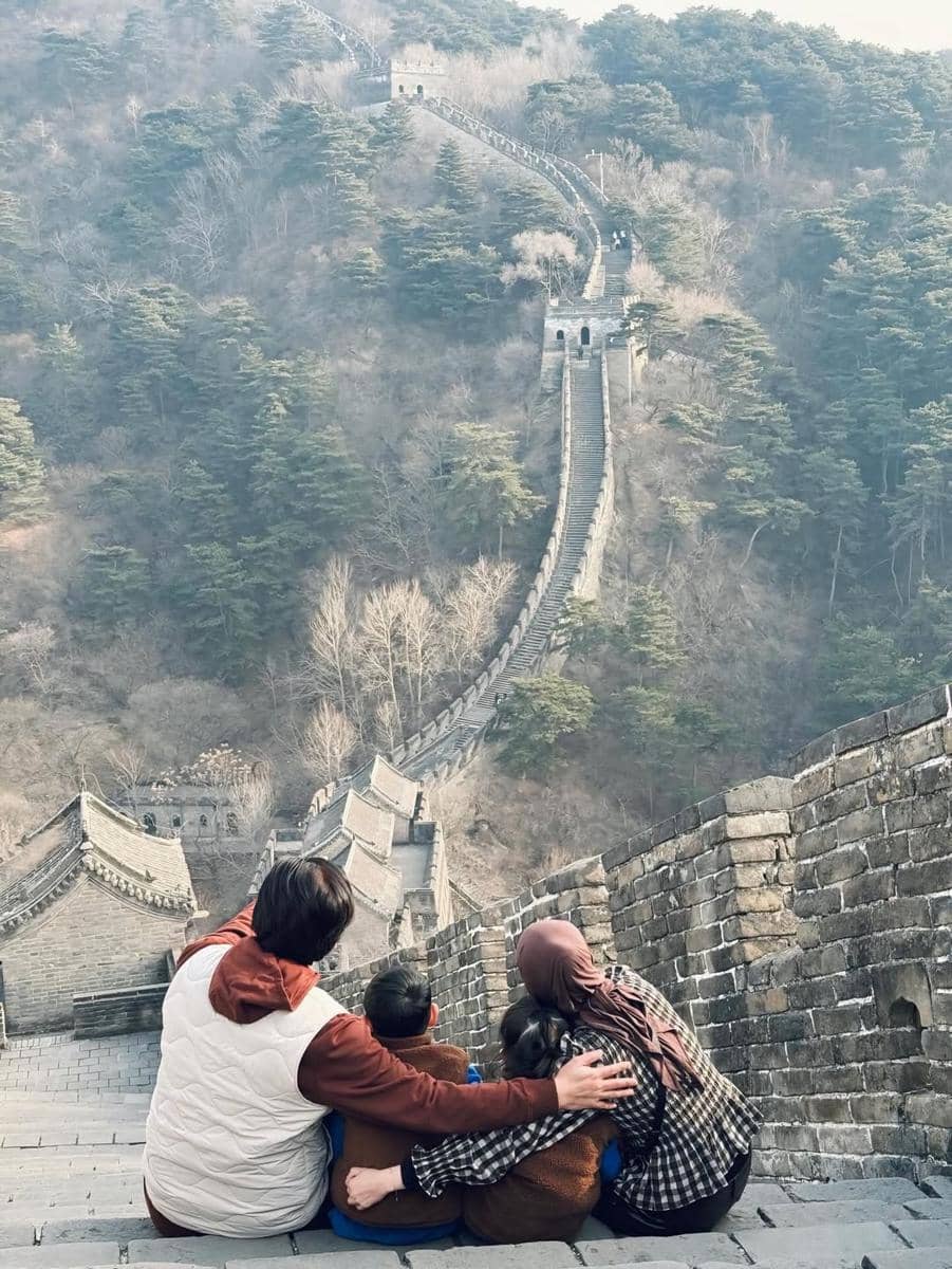 Keluarga Cut Meyriska saat ke Tembok Besar China