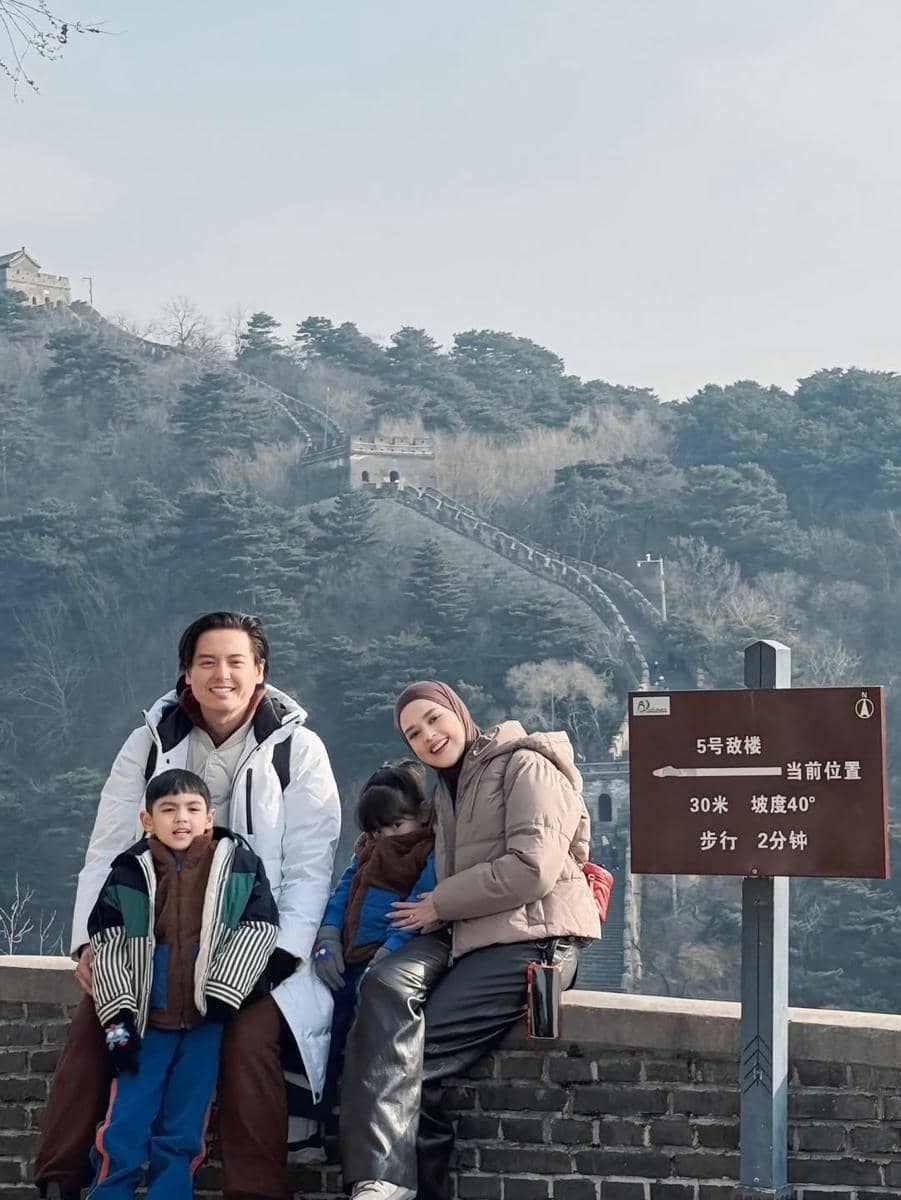 Keluarga Cut Meyriska saat ke Tembok Besar China
