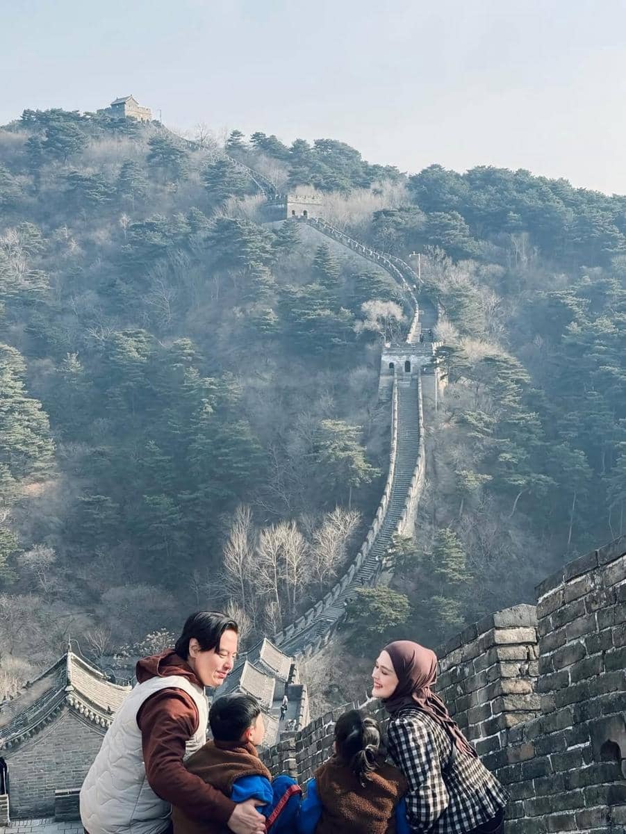 Keluarga Cut Meyriska saat ke Tembok Besar China