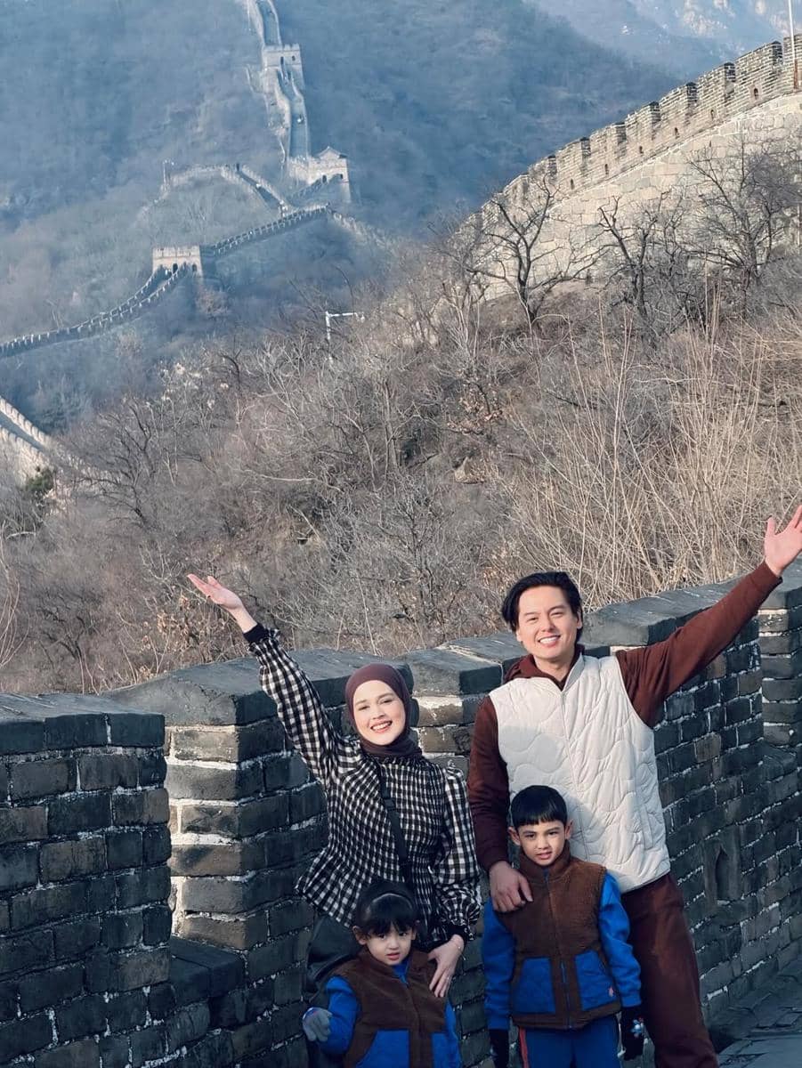 Keluarga Cut Meyriska saat ke Tembok Besar China