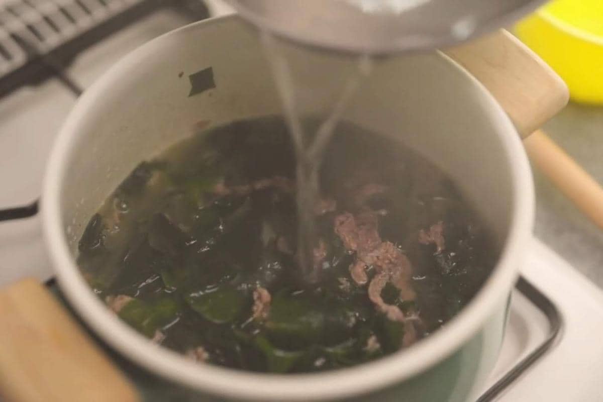 ilustrasi miyeokguk di Gimbap and Onigiri