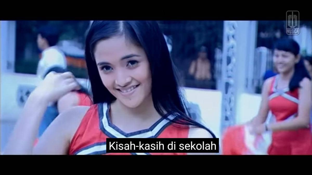 cuplikan video klip "Kisah Kasih di Sekolah"