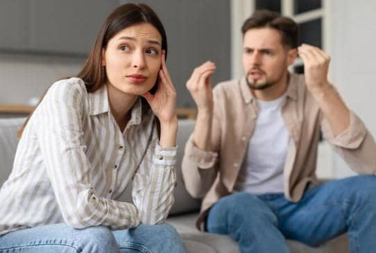 ilustrasi mendengarkan pasangan bicara