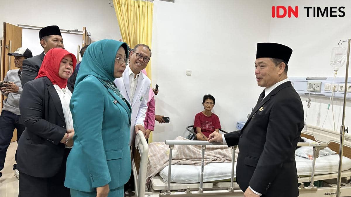 Gubernur Kalbar tinjau kamar ranap yang baru. 