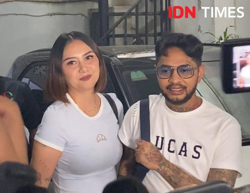 potret Onadio Leonardo didampingi istrinya saat keluar dari Yayasan Pemulihan Natura Indonesia