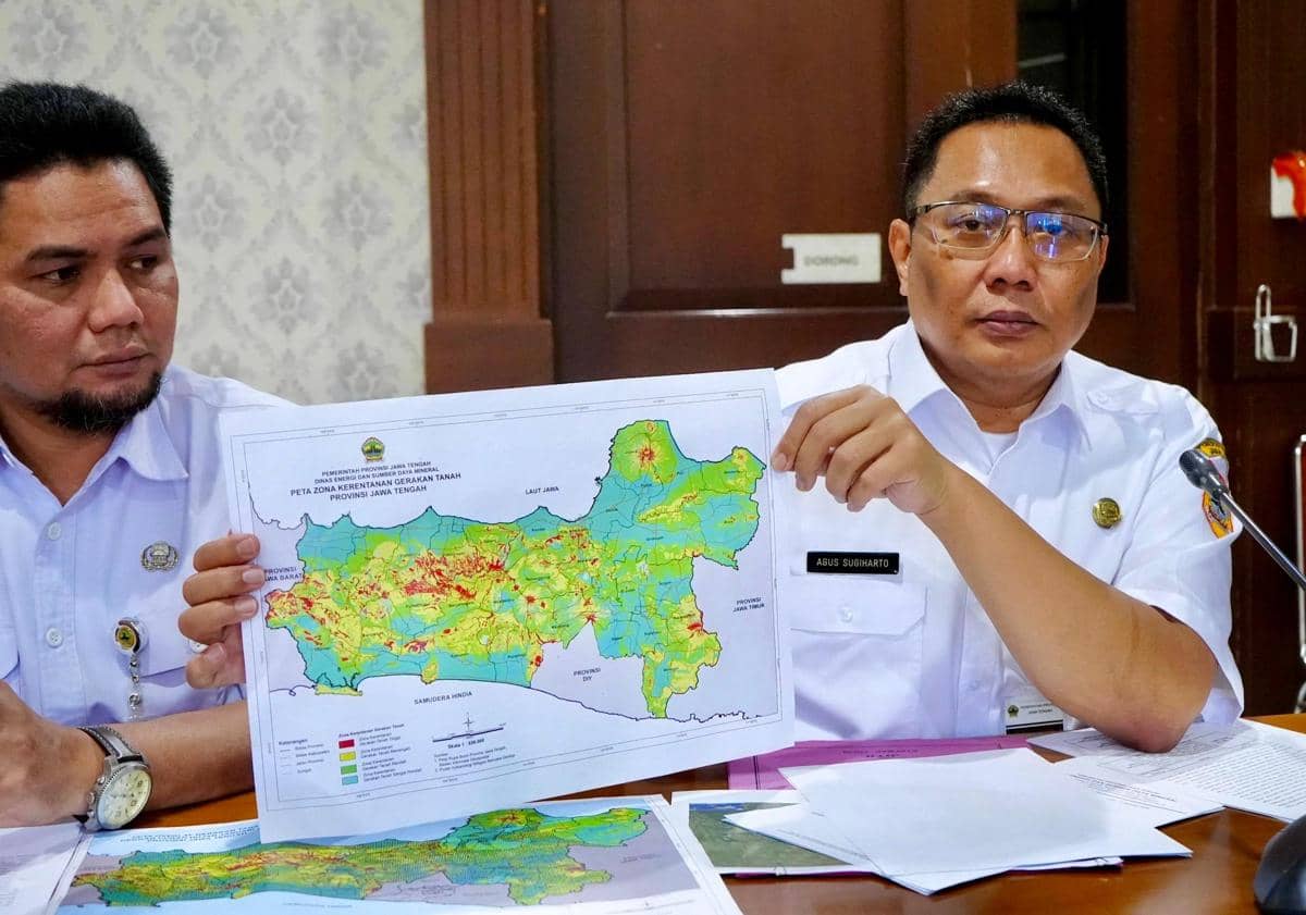 Kepala Dinas Energi dan Sumber Daya Mineral (ESDM) Jateng, Agus Sugiharto (kanan) menunjukkan peta wilayah kawasan Gunung Slamet. (Dok. Pemprov Jateng)
