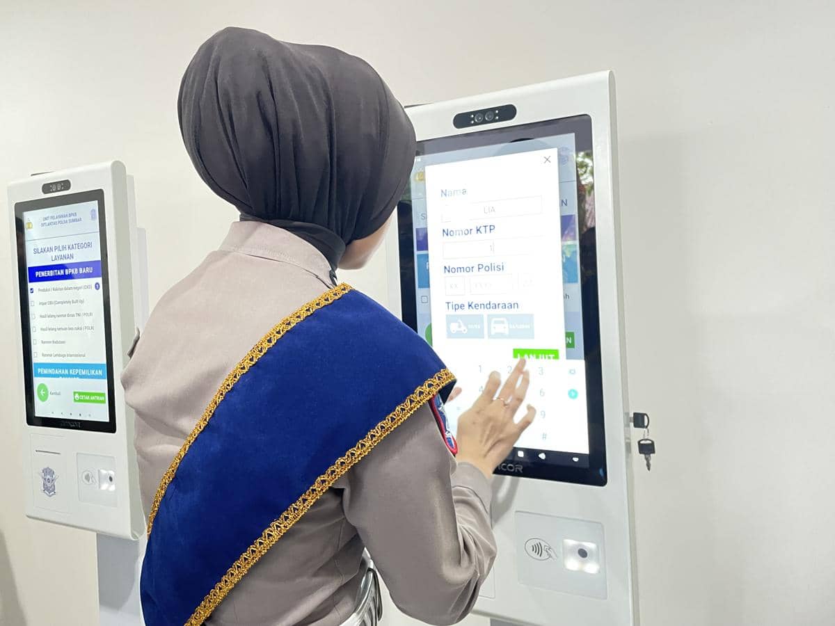 Personel Polda Sumbar memberikan layanan mutasi kendaraan kepada masyarakat