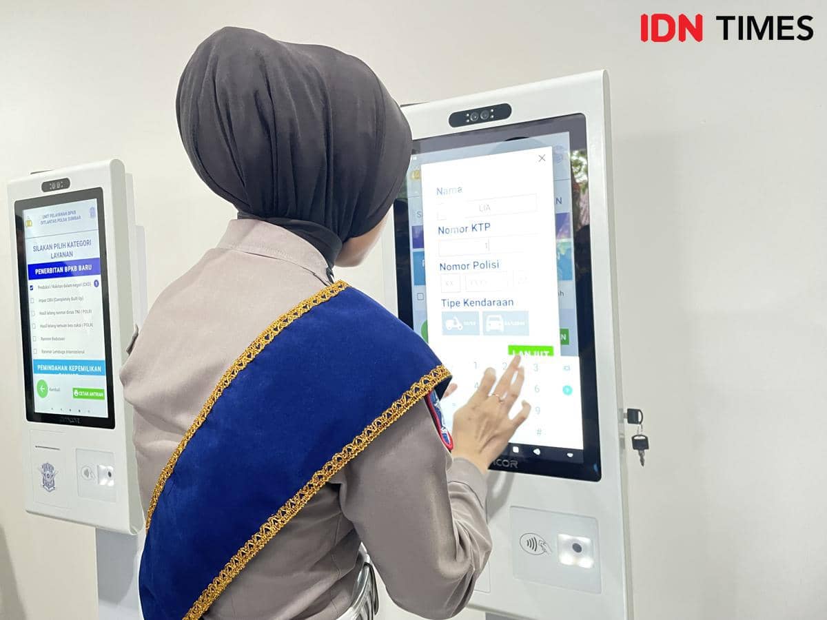 Personel Polda Sumbar memberikan layanan mutasi kendaraan kepada masyarakat