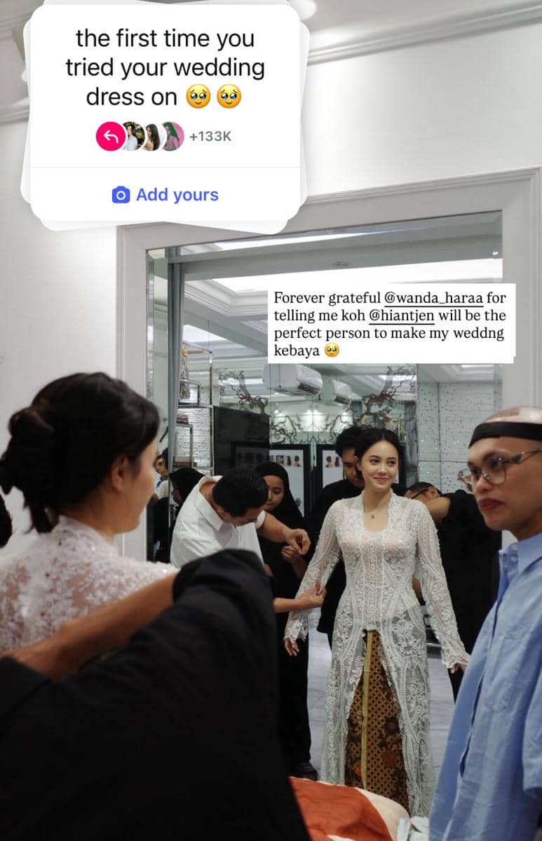 Artis fitting baju pengantin