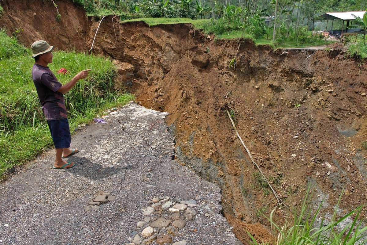 Ilustrasi warga menunjukkan lokasi tanah longsor Desa Ngadisepi, Gemawang, Temanggung, Jawa Tengah. (ANTARA FOTO/Anis Efizudin)