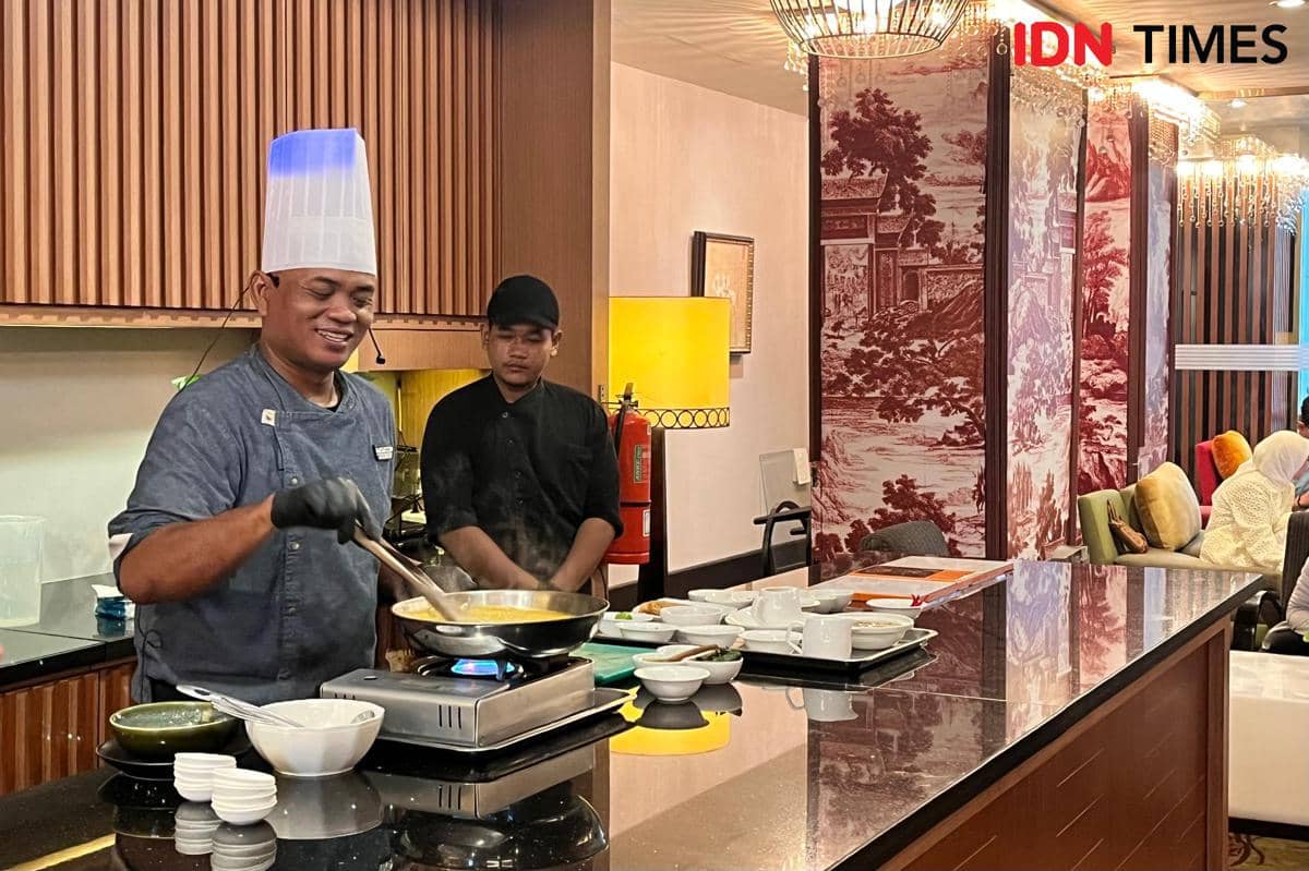 Potret live cooking di Wyndham Surabaya 