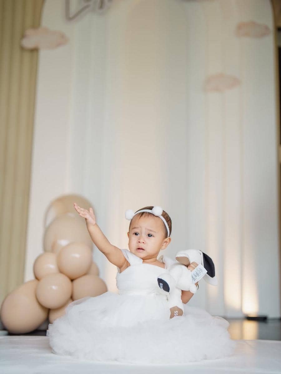 Gaya keluarga Lesti Kejora dan Rizky Billar. (instagram.com/leshiativana)