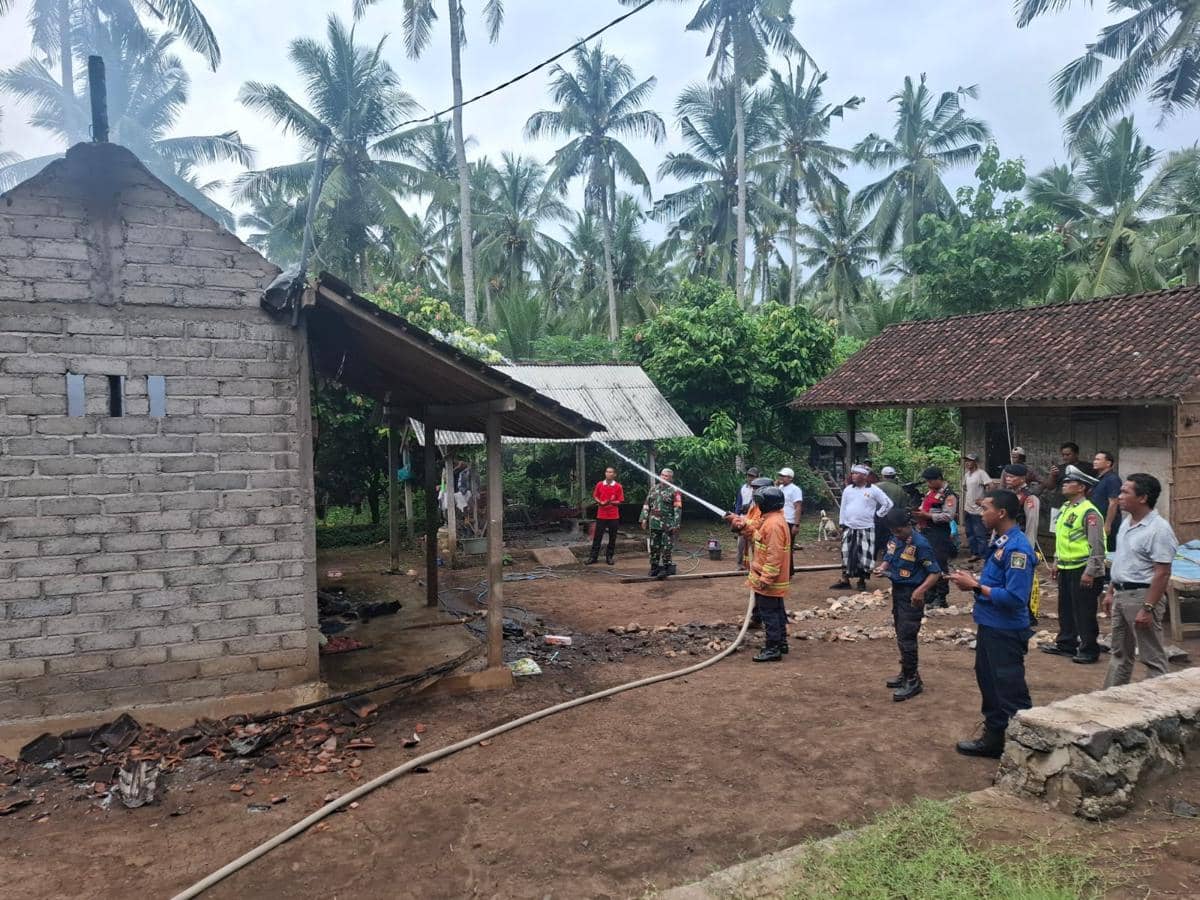 Kebakaran hebat menghanguskan rumah milik Ni Ketut Narti (61) di Banjar Melaya Tengah Kaja, Desa Melaya, pada Rabu (28/1/2026) pagi.