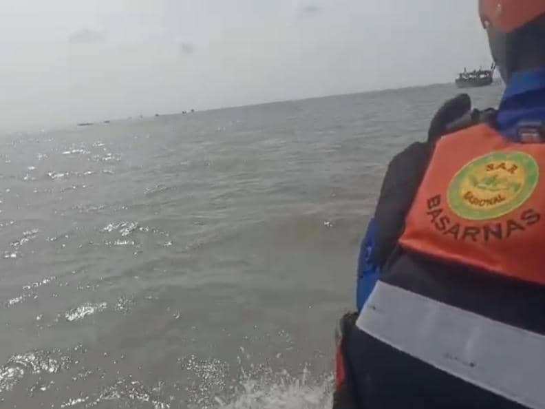 Tim SAR gabungan melaksanakan operasi pencarian korban Hadi Waluyo (39).