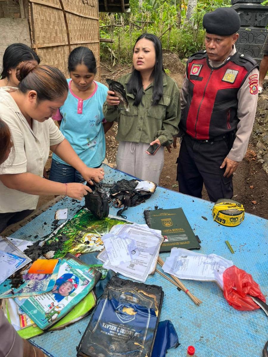 Beberapa dokumen penting dampak kebakaran hebat yang melanda rumah milik Ni Ketut Narti (61) di Banjar Melaya Tengah Kaja, Desa Melaya, Kecamatan Melaya, Kabupaten Jembrana pada Rabu (28/1/2026) pagi