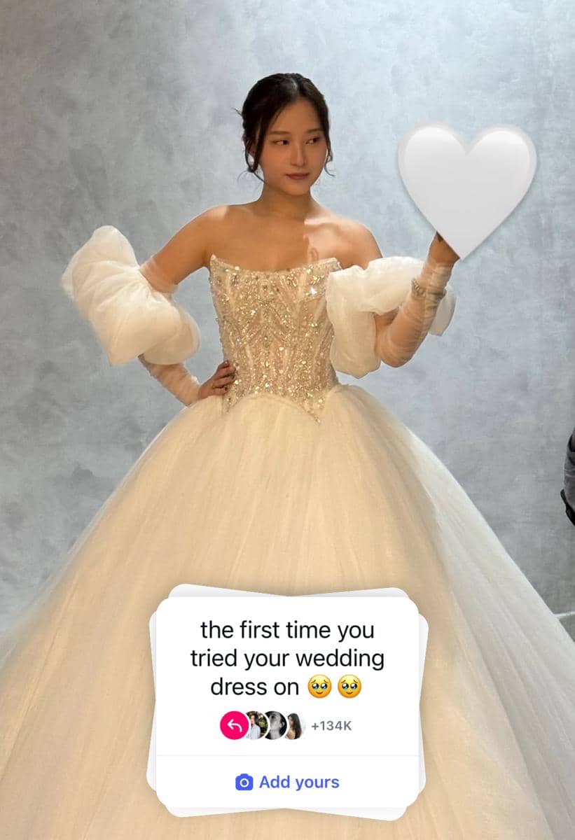 Artis fitting baju pengantin