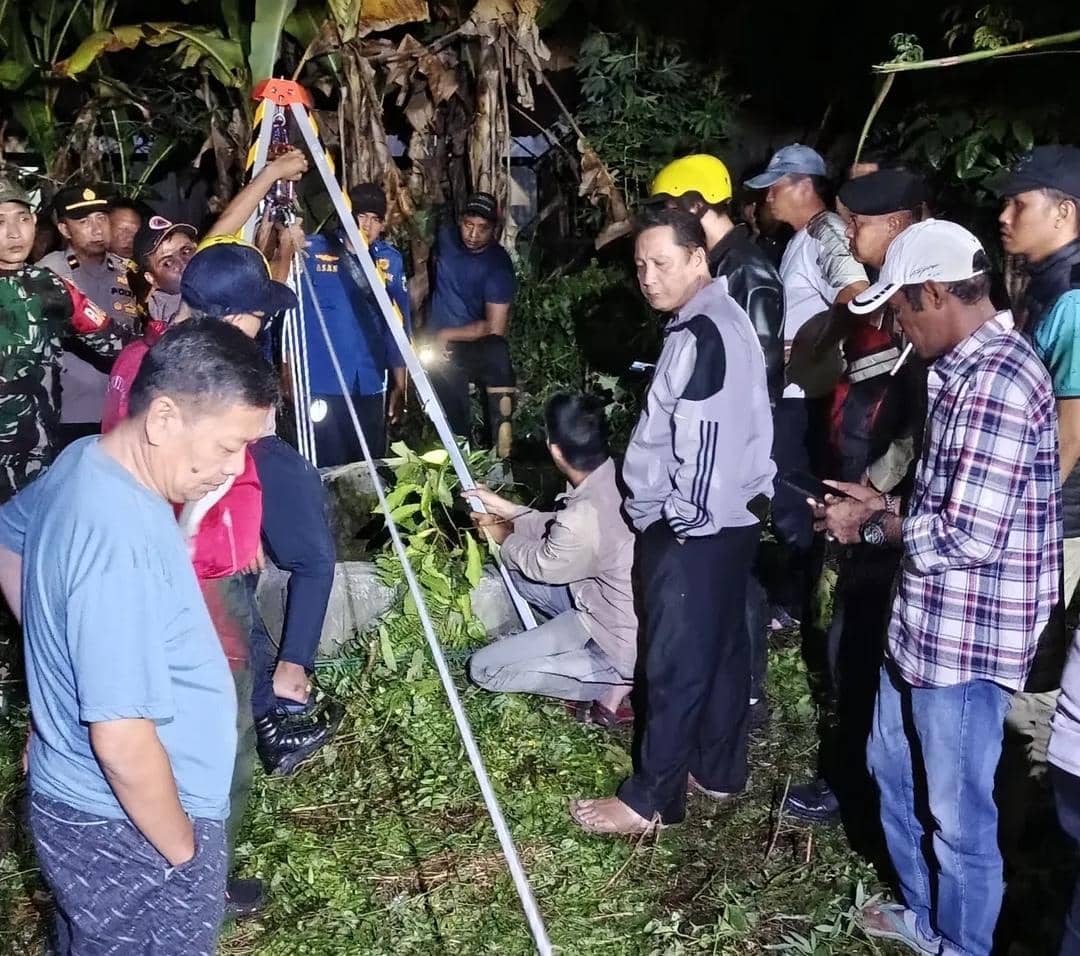 Tim Damkar Lubuk Linggau bersama TNI Polri saat mengevakuasi korban terjatuh dari sumur.