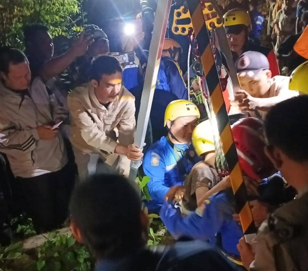 Tim Damkar Lubuk Linggau bersama TNI Polri saat mengevakuasi korban terjatuh dari sumur.