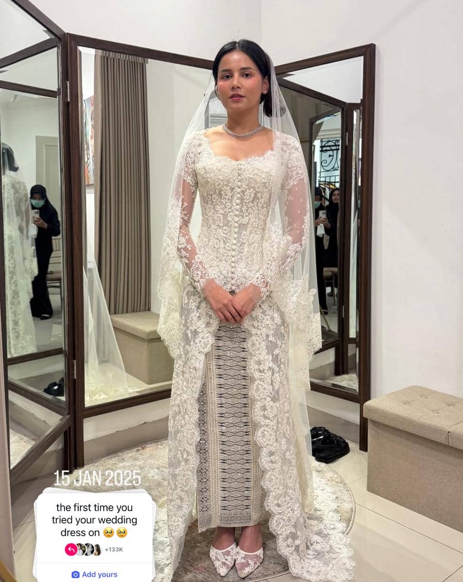 Artis fitting baju pengantin