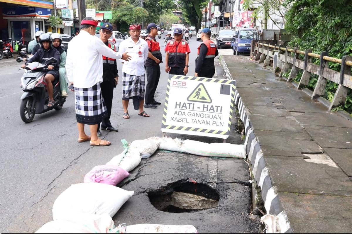 Ruas jalan provinsi yang jebol di Kabupaten Tabanan